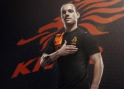 莱万多夫斯基迎来十赛季出色发挥，德国队观众热烈欢呼！比赛高潮迭起