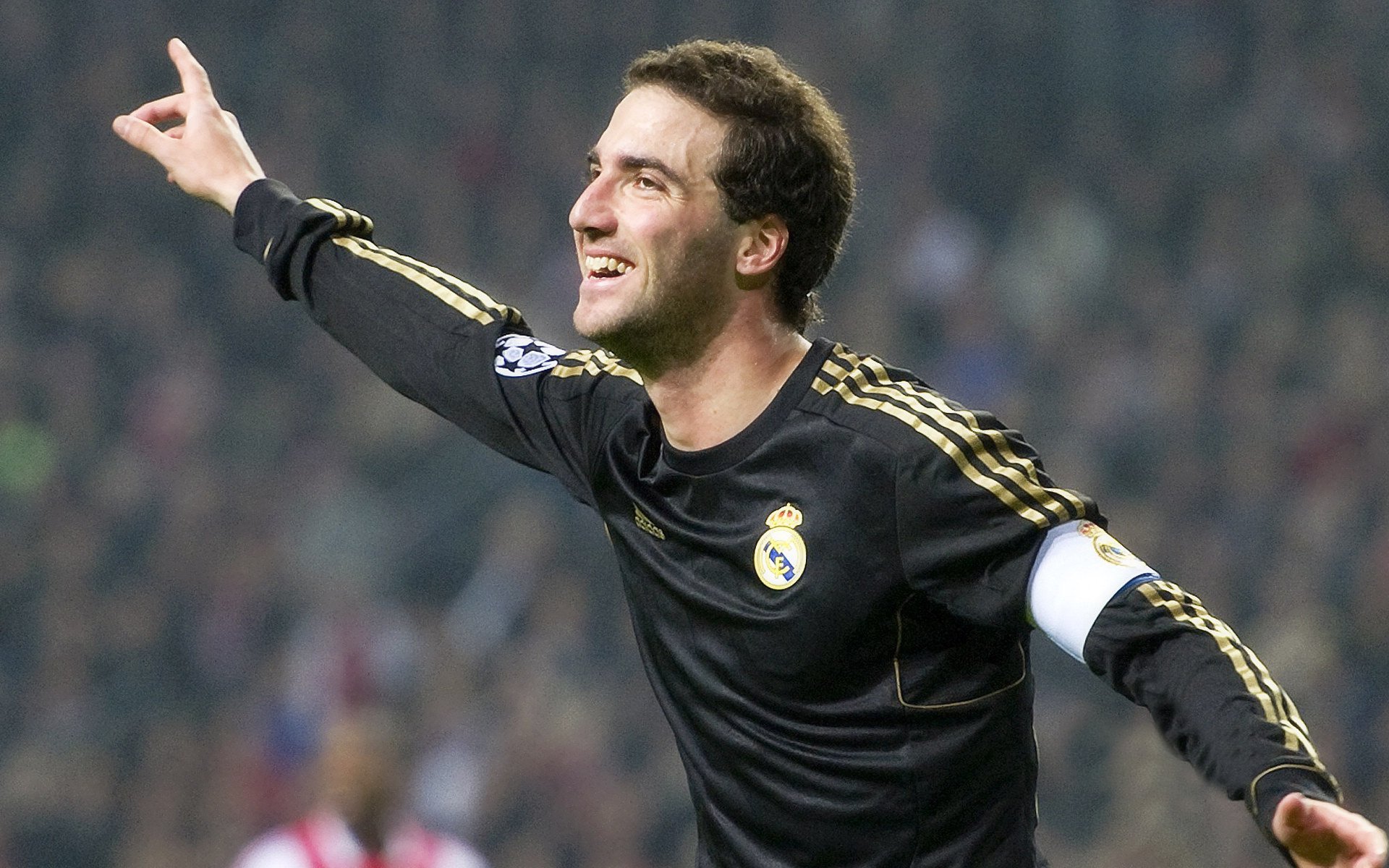 字母哥新星锐不可当表现突出,老鹰前途光明!观众掌声雷动